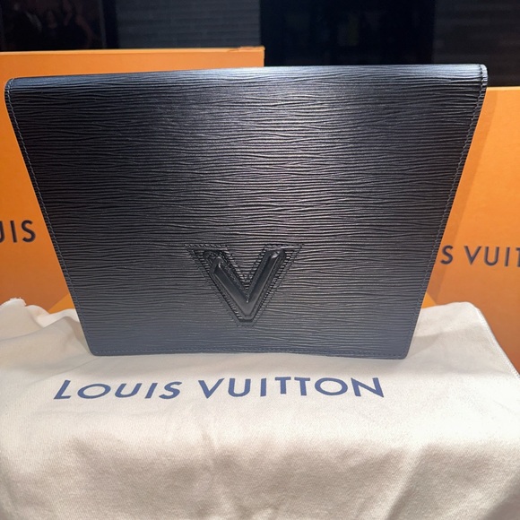 Auth LOUIS VUITTON Pochette Trapeze Clutch Black Epi Leather Bag France MI1920 - Picture 5 of 13